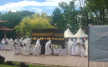 SERIUS : Sejumlah murid Taman Kanak-kanak didampingi orang tua dan guru mengikuti manasik haji di Santa Sea Water Park, Kota Sukabumi, Senin (26/2/2024). Manasik haji tahun ini diikuti 1510 siswa TK se-Kota Sukabumi.(FOTO : widi/radarsukabumi)