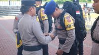 SIAP BEKERJA : Kapolres Sukabumi AKBP Tony Prasetyo Yudhangkoro pada saat melepas abungan TNI, Polri serta unsur terkait lainnya bergeser ke TPS untuk pengamanan pemilu.