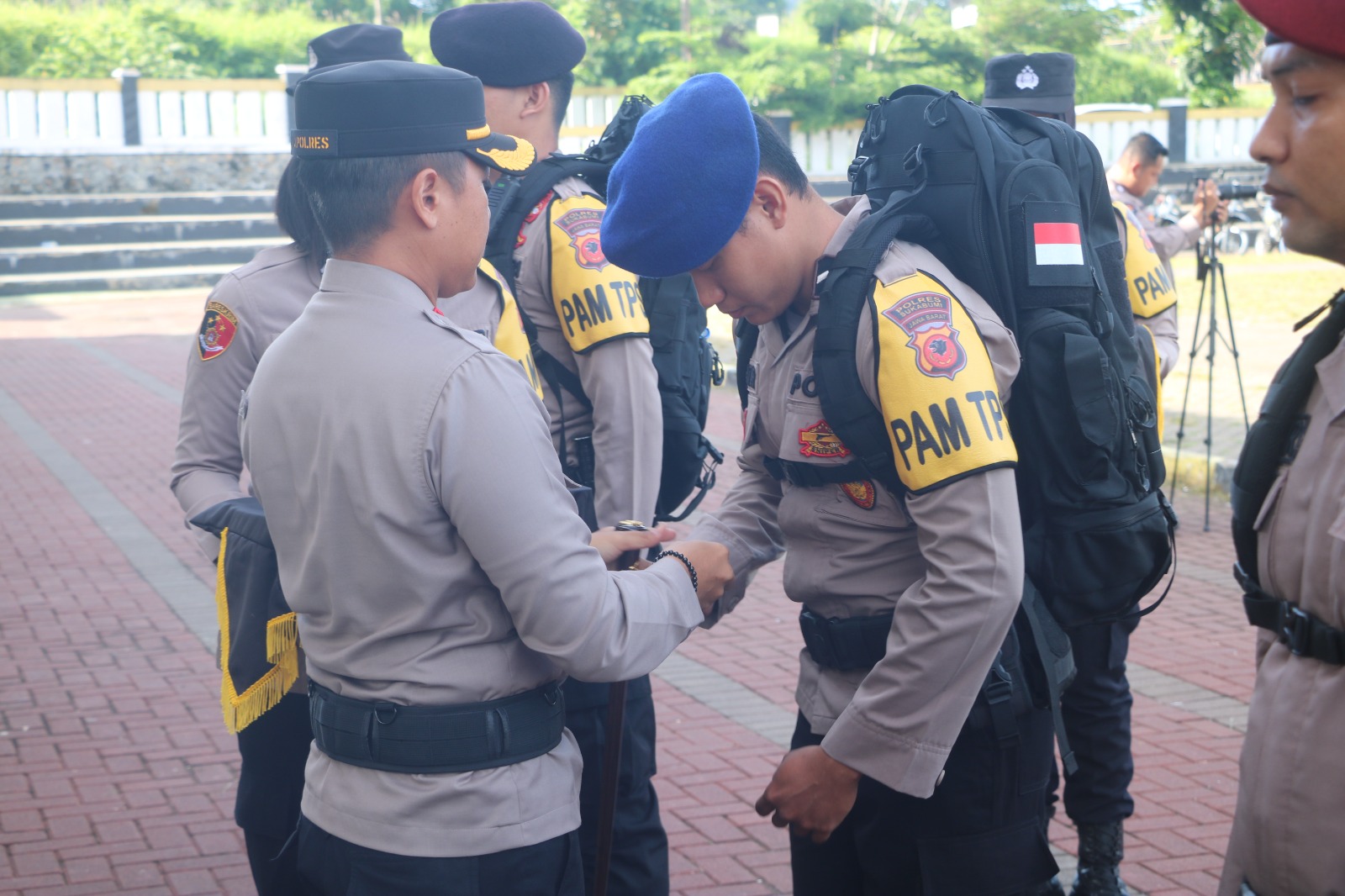 SIAP BEKERJA : Kapolres Sukabumi AKBP Tony Prasetyo Yudhangkoro pada saat melepas abungan TNI, Polri serta unsur terkait lainnya bergeser ke TPS untuk pengamanan pemilu.