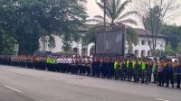 Situasi Apel Pergeseran Pasukan dan Patroli Gabungan untuk pengamanan Pemilu 2024 tingkat Jawa Barat di depan Gedung Sate Bandung, Senin (12/2/2024). (Ricky Prayoga)