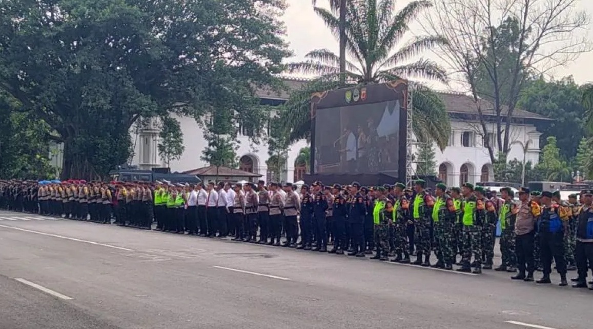 Situasi Apel Pergeseran Pasukan dan Patroli Gabungan untuk pengamanan Pemilu 2024 tingkat Jawa Barat di depan Gedung Sate Bandung, Senin (12/2/2024). (Ricky Prayoga)