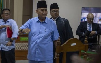 Terdakwa kasus penodaan agama Panji Gumilang (tengah) menyapa kerabatnya usai sidang pembacaan tuntutan di Pengadilan Negeri Indramayu, Jawa Barat, Kamis (22/2/2024). . (Dedhez Anggara)
