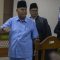 Terdakwa kasus penodaan agama Panji Gumilang (tengah) menyapa kerabatnya usai sidang pembacaan tuntutan di Pengadilan Negeri Indramayu, Jawa Barat, Kamis (22/2/2024). . (Dedhez Anggara)