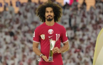 Penyerang Qatar Akram Afif mendapatkan trofi Top Goal Scorer Award saat serenoni juara usai final Piala Asia 2023 antara Yordania dan Qatar di Stadion Lusail di Lusail, utara Doha, Qatar, pada 10 Februari 2024. (AFP/GIUSEPPE CACACE)