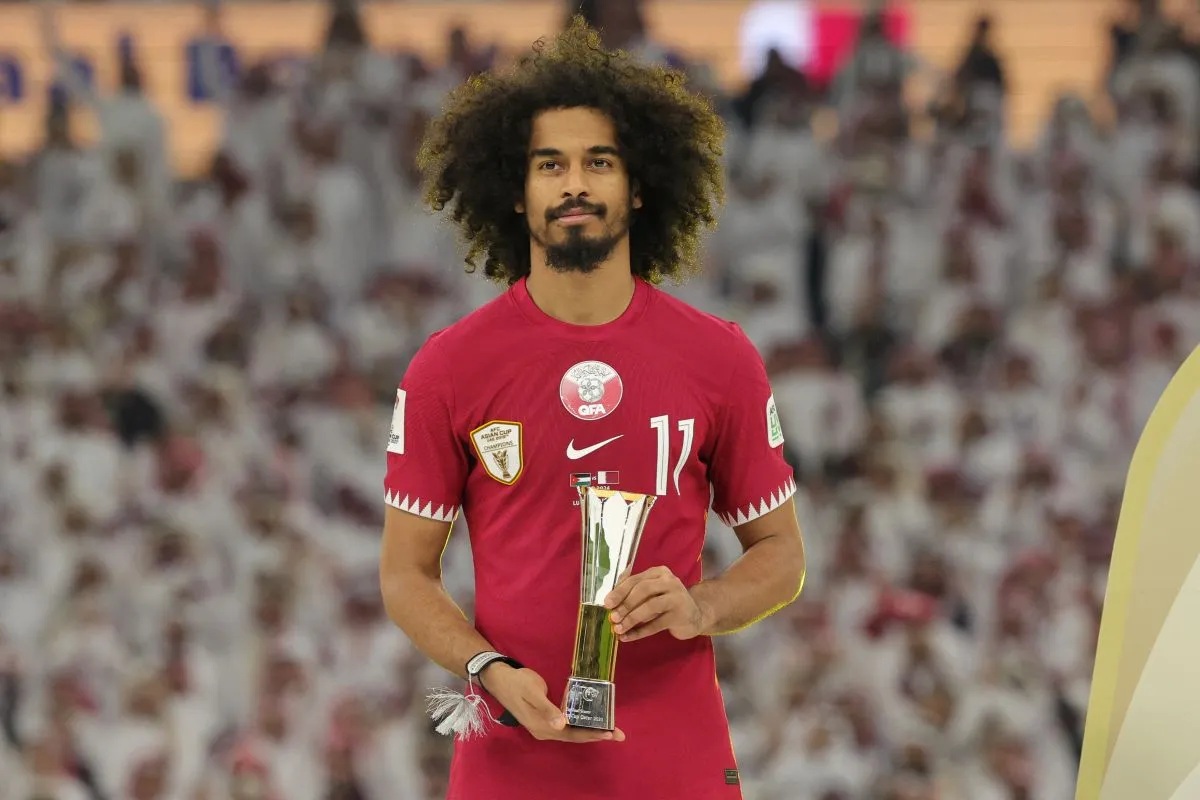 Penyerang Qatar Akram Afif mendapatkan trofi Top Goal Scorer Award saat serenoni juara usai final Piala Asia 2023 antara Yordania dan Qatar di Stadion Lusail di Lusail, utara Doha, Qatar, pada 10 Februari 2024. (AFP/GIUSEPPE CACACE)