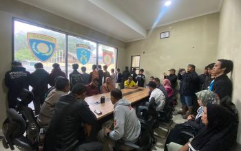 MENYESAL : Para pelajar yang terlibat tawuran saat memohon maaf kepada orangtuanya di Mapolsek Cireunghas, Polres Sukabumi Kota pada Selasa (06/02) siang.(FOTO : DENDI/RADAR SUKABUMI)