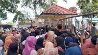 OPERASI BERAS MURAH : Suasana ibu ibu saat berburu beras murah di alun alun Palabuhanratu Kabupaten Sukabumi. (FOTO : UNTUKRADARSUKABUMI)