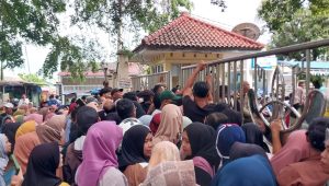 Ibu-ibu di Sukabumi Tumpah Ruah Memburu Beras Murah