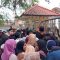 OPERASI BERAS MURAH : Suasana ibu ibu saat berburu beras murah di alun alun Palabuhanratu Kabupaten Sukabumi. (FOTO : UNTUKRADARSUKABUMI)