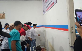 MERUBAH WARNA : Caleg DPR RI Partai Perindo, Indra Utama saat melakukan pengecatan di posko pemenangan dirinya bersama pemuda-pemuda setempat usai mendapatkan pelatihan gratis mengecat dengan baik.