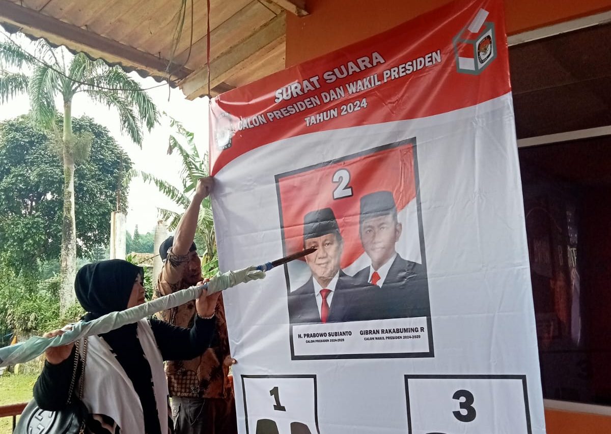 Anggota Legislatif DPRD Jabar dari Fraksi Gerindra yang juga sebagai caleg nomor 1 Lina Rulinawati mengelar sosialisasi pencoblosan surat suara Pemilu 2024