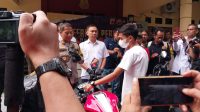 Kapolres Sukabumi AKBP Tony Prasetyo Yudhangkoro saat menyerahkan kunci motor ke korban.