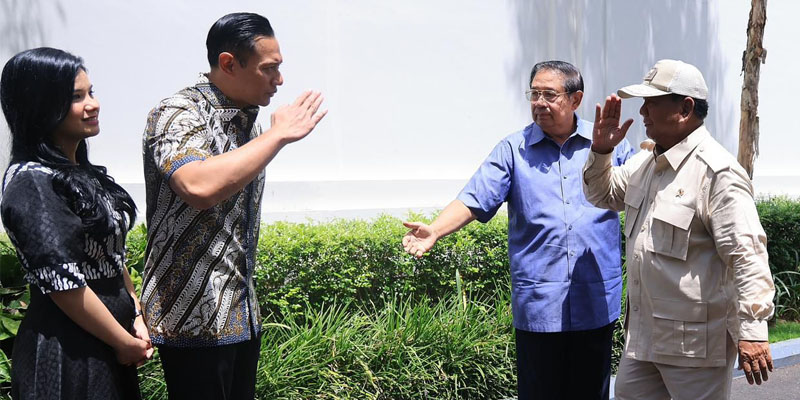 Ketua Umum Partai Demokrat, Agus Harimurti Yudhoyono memberi hormat kepada Prabowo Subianto, didampingi SBY/Ist