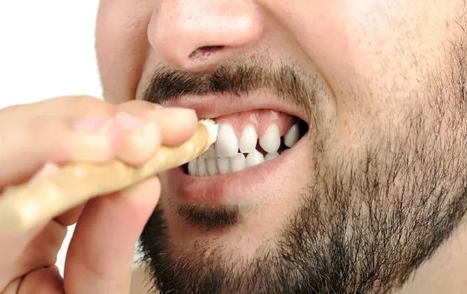 Siwak termasuk ke dalam jenis alat pembersih gigi yang terbuat dari batang atau akar tanaman Salvadora persica, yang juga dikenal sebagai pohon siwak atau pohon miswak.
