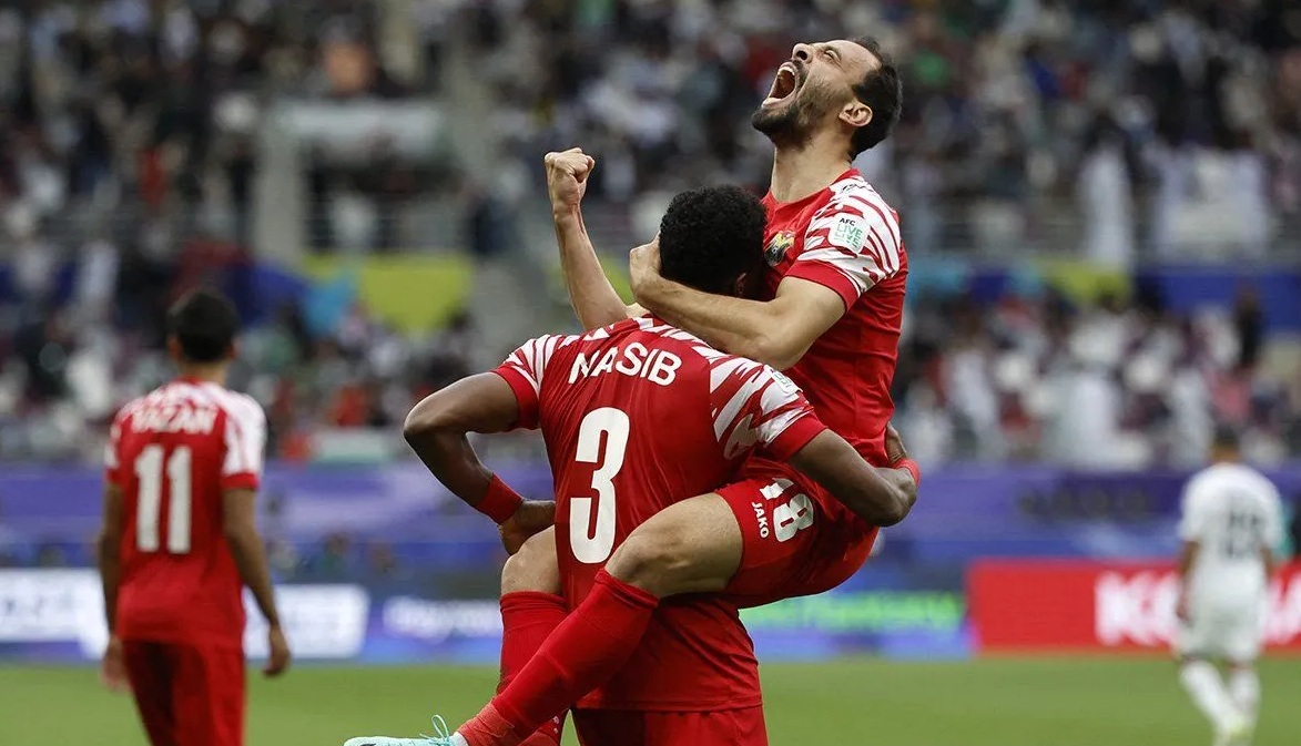 Para pemain Yordania merayakan gol kedua timnya pada pertandingan sepak bola Piala Asia AFC Qatar 2023 antara Irak dan Yordania di Stadion Internasional Khalifa di Doha, Qatar, Senin (29/1/2024). (Karim Jaafar)