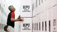 Pekerja sedang merakit kotak suara Pemilu 2024 di GOR Pemadam Joglo, Jakarta. (DERY RIDWANSAH/ JAWAPOS.COM)