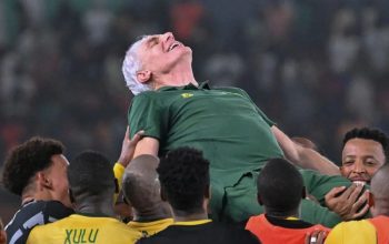 Pelatih kepada Afrika Selatan Hugo Broos diangkat ramai-ramai oleh para pemain Bafana Bafana setelah memenangkan pertandingan perebutan tempat ketiga Piala Afrika 2023 antara Afrika Selatan dan Republik Demokratik Kongo di Stadion Felix Houphouet-Boigny, Abidjan, Pantai Gading, pada 10 Februari 2024. (SIA KAMBOU)
