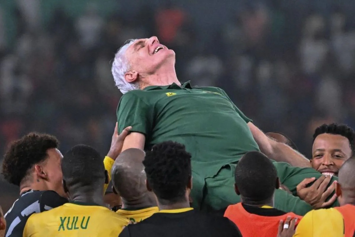 Pelatih kepada Afrika Selatan Hugo Broos diangkat ramai-ramai oleh para pemain Bafana Bafana setelah memenangkan pertandingan perebutan tempat ketiga Piala Afrika 2023 antara Afrika Selatan dan Republik Demokratik Kongo di Stadion Felix Houphouet-Boigny, Abidjan, Pantai Gading, pada 10 Februari 2024. (SIA KAMBOU)
