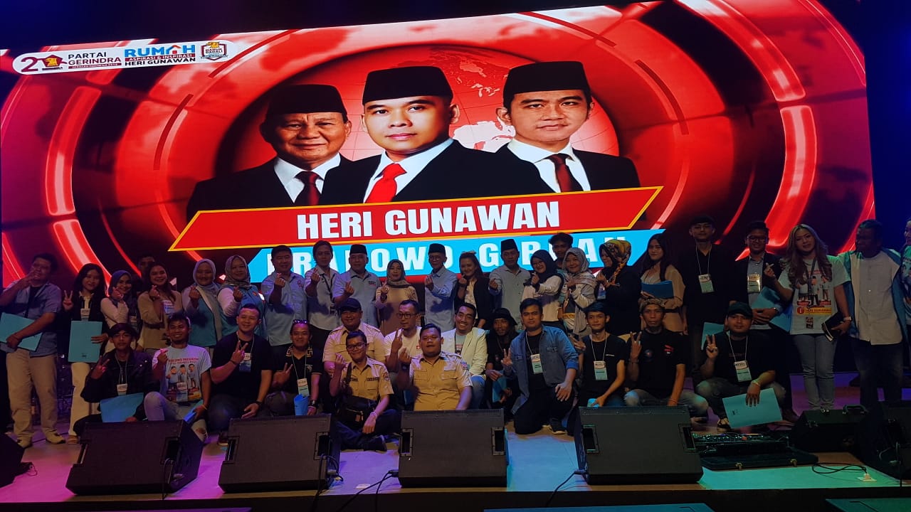 DEKLARASI : Caleg DPR RI Dapil Jabar IV, Kota/ Kabupaten Sukabumi, Heri Gunawan bersama puluhan komunitas seniman, saat deklarasi Prabowo- Gibran di Sapa Cafe Sukabumi, Jalan Raya Selabintana, Desa Sudajaya Girang, Kecamatan Sukabumi, Kabupaten Sukabumi pada Jumat (09/02).(FOTO : DENDI RADAR SUKABUMI)