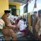 DITANGANI : Pemerintah Desa Sukajaya, saat mengevakuasi sejumlah siswa SDN Nangewer, Desa Sukajaya, Kecamatan/Kabupaten Sukabumi, ke Puskesmas Karawang yang diduga mengalami keracunan jajanan makanan.(Foto : ist)