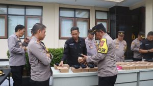 Kapolres Sukabumi Pimpin Penyerahan Kelengkapan Pendukung Pengamanan Pemilu untuk Anggota