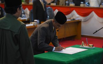 Gundar Kolyubi saat mengikuti Rapat Paripurna Pengucapan Sumpah dan Janji Pengganti Antar Waktu (PAW) anggota Fraksi Partai Golkar di DPRD Kota Sukabumi. Foto: ikbal/radarsukabumi.