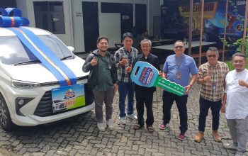 REZEKI NOMPLOK: Pinca BRI Sukabumi Duta Okki Wicaksono (tiga kanan) dan jajaran menyerahkan hadiah grandprize PHS Periode 1/2023 berupa satu unit mobil Toyota All New Avanza kepada pedagang gorengan yang menjadi pemenang yang merupakan nasabah BRI Unit Sukabumi Selatan, Endin Wahyudin (tiga kanan) di halaman BRI Kanca Sukabumi, Jumat (2/2/2024). (sri/radarsukabumi)
