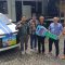 REZEKI NOMPLOK: Pinca BRI Sukabumi Duta Okki Wicaksono (tiga kanan) dan jajaran menyerahkan hadiah grandprize PHS Periode 1/2023 berupa satu unit mobil Toyota All New Avanza kepada pedagang gorengan yang menjadi pemenang yang merupakan nasabah BRI Unit Sukabumi Selatan, Endin Wahyudin (tiga kanan) di halaman BRI Kanca Sukabumi, Jumat (2/2/2024). (sri/radarsukabumi)