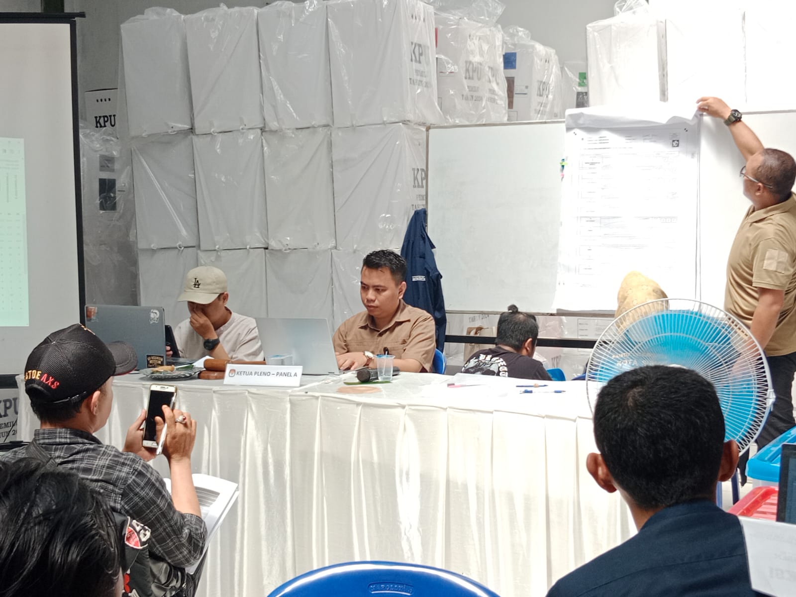 PERHITUNGAN SUARA Proses rekapitulasi hasil perhitungan suara atau rapat pleno tingkat kecamatan.(Foto : Radar Sukabumi)