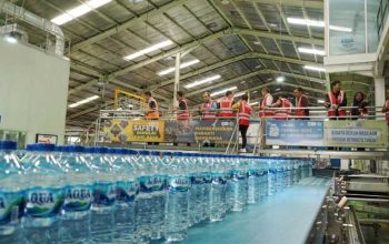 ermasuk Pabrik Aqua di Sukabumi semua Sumber Airnya Gunakan Sumur Bor, Padahal, dalam berbagai iklan televisi dan media digital, Aqua selama ini dikenal dengan slogan “Air pegunungan yang murni dan alami”