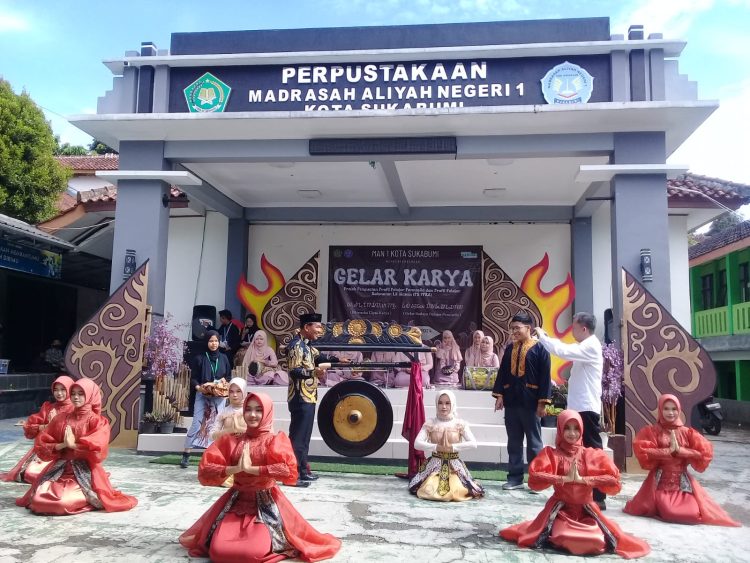 SEREMONI: Kepala MAN 1 Kota Sukabumi, Badru Tamam membuka Gelar Karya P5, Selasa (27/2/2024). (dok/radarsukabumi)
