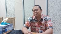 DIWAWANCARA: Direktur RSUD R Syamsudin SH, dr Donny Sulifan saat diwawancara Radar Sukabumi di ruang kerjanya, Jumat (2/1). (FT: BAMBANG/RADARSUKABUMI)