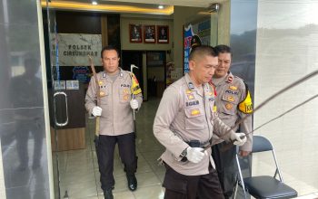 DIAMANKAN : Kapolsek Cireunghas, Polres Sukabumi Kota, lpda Hendrayana, saat menunjukkan sejumlah sajam yang digunakan tawuran pelajar pada Selasa (06/02) siang.(FOTO : DENDI/RADAR SUKABUMI)