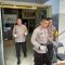 DIAMANKAN : Kapolsek Cireunghas, Polres Sukabumi Kota, lpda Hendrayana, saat menunjukkan sejumlah sajam yang digunakan tawuran pelajar pada Selasa (06/02) siang.(FOTO : DENDI/RADAR SUKABUMI)