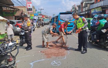 OLAH TKP : Petugas Satlantas Polres Sukabumi Kota, saat olah TKP laka maut motor Byson di di ruas jalan raya Sukabumi-Bogor, tepatnya di daerah Desa Nagrak, Kecamatan Cisaat pada Senin (12/02).(foto : ist) 