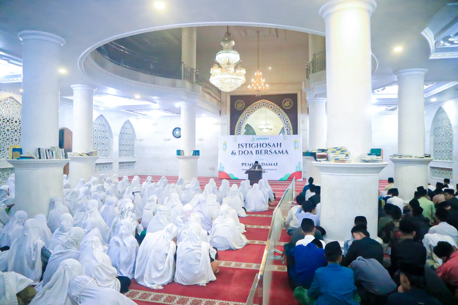 Solidaritas Ulama Muda Jokowi (Samawi) menggelar doa bersama dengan Santri serta tokoh Masyarakat agama dalam kegiatan Istigosah dan Doa Bersama Untuk Pemilu Damai yang digelar di Pondok Pesantren Almasthuriyah, Jl. Nasional Cibolang Kaler, Kecamatan Cisaat, Kabupaten Sukabumi, Selasa. (12/02)