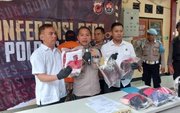 MENUNJUKAN :Kapolres Sukabumi AKBP Tony S Prasetyo Yudhangkoro saat menunjukan barang bukti.(Foto : ist)