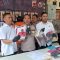 MENUNJUKAN :Kapolres Sukabumi AKBP Tony S Prasetyo Yudhangkoro saat menunjukan barang bukti.(Foto : ist)