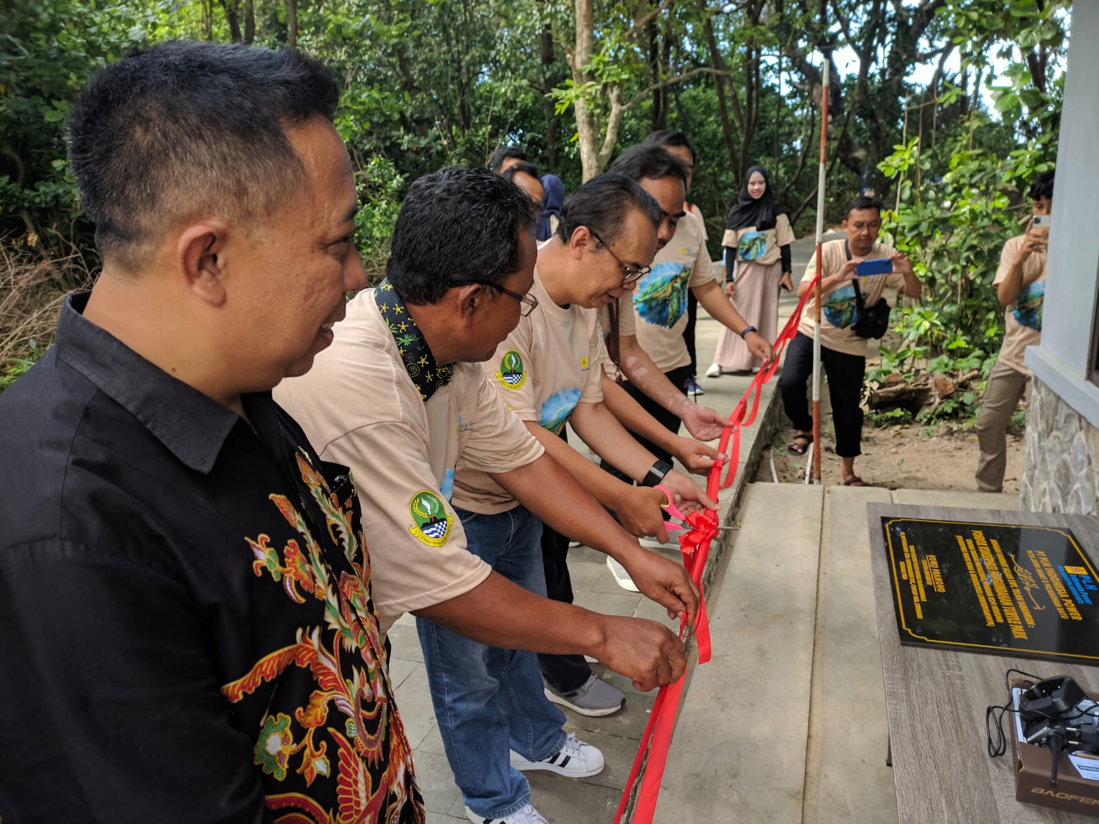 PERESMIAN: Suasana saat peserta Resmikan Pondok Konservasi Pangumbahan Turtle Park di Pangumbahan, Kecamatan Ciracap, Kabupaten Sukabumi.