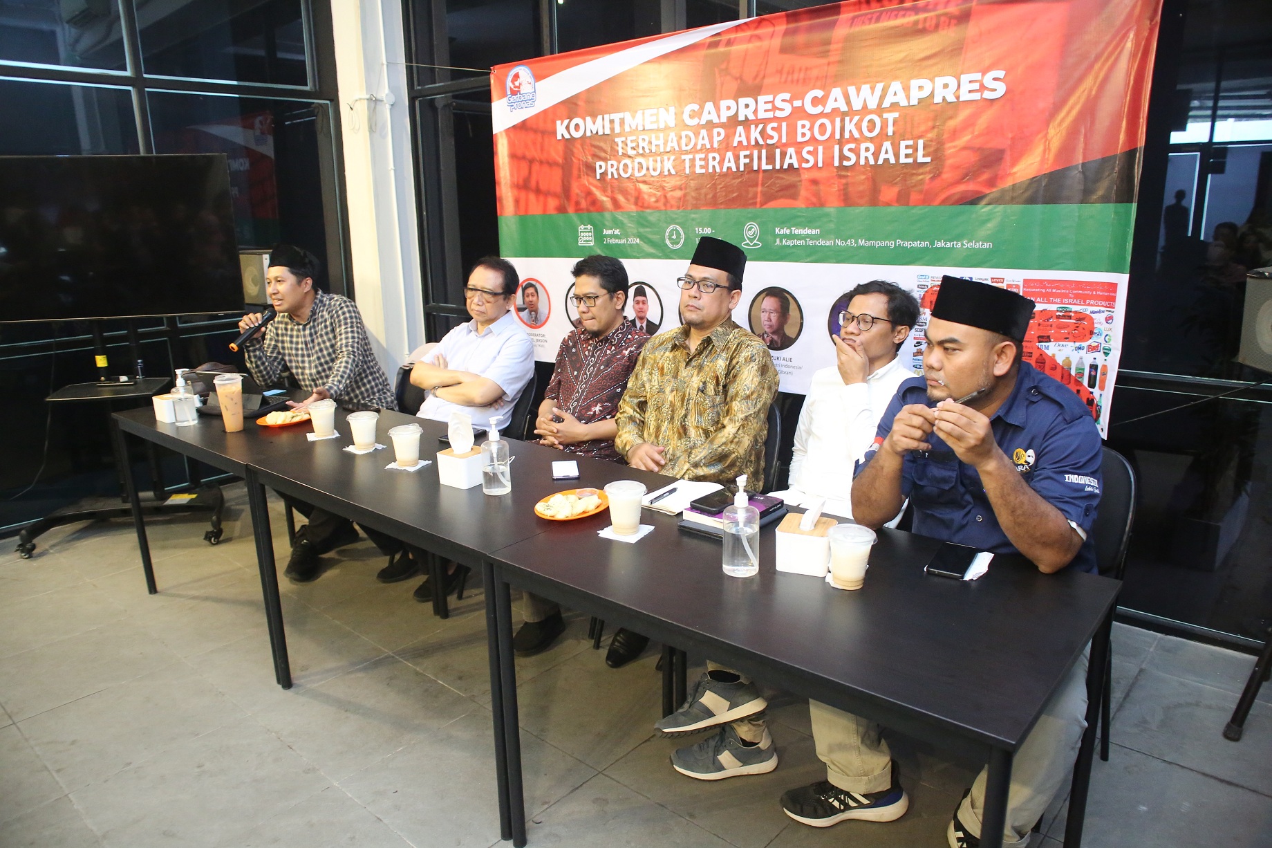 Organisasi Gerakan Kebangkitan Produk Nasional (Gerbang Pronas) dan Yayasan Konsumen Muslim Indonesia (YKMI) kompak mendesak pasangan Capres-Cawapres untuk berkomitmen memboikot produk terafiliasi Israel