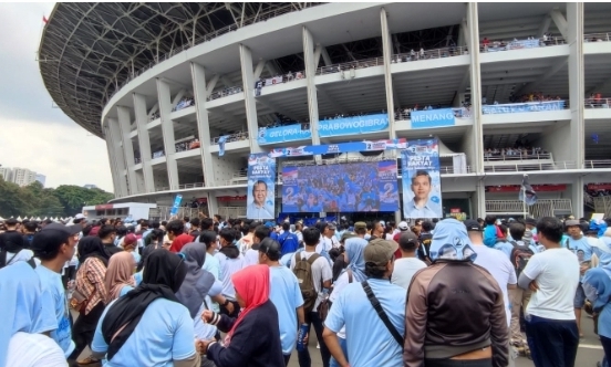 Massa membludak, ribuan orang peserta kampanye akbar Capres-cawapres nomor urut 2, Prabowo Subianto-Gibran Rakabuming Raka yang berada di luar Stadion Utama Gelora Bung Karno (SUGBK) menyaksikan acara lewat videotron, Sabtu (10/2).