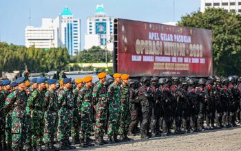 Anggota TNI dan Polri sedang menggelar apel gabungan. (MIFTAHUL HAYAT/JAWA POS)