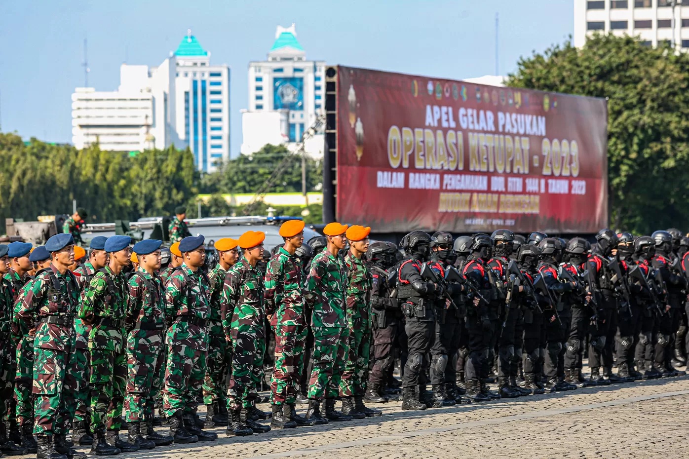 Anggota TNI dan Polri sedang menggelar apel gabungan. (MIFTAHUL HAYAT/JAWA POS)