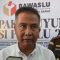 Pj Gubernur Jawa Barat Bey Triadi Machmudin, Ketua Bawaslu Jabar Zacky Muhammad Zamzam, dan Kepala Kejaksaan Tinggi Jabar Ade Tajudin Sutiawarman memberikan keterangan selepas apel siaga dan sinergi pengawasan masa tenang Pemilu 2024 di Arcamanik, Bandung, Jumat (9/2/2024). (Ricky Prayoga)