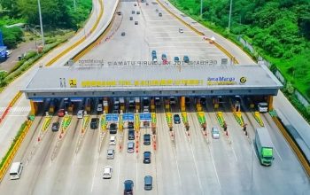 Suasana arus lalu lintas di Gerbang Tol Kalihurip Utama, Jawa Barat. (Jasa Marga)