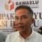 Pj Gubernur Jawa Barat Bey Triadi Machmudin, Ketua Bawaslu Jabar Zacky Muhammad Zamzam, dan Kepala Kejaksaan Tinggi Jabar Ade Tajudin Sutiawarman memberikan keterangan selepas apel siaga dan sinergi pengawasan masa tenang Pemilu 2024 di Arcamanik, Bandung, Jumat (9/2/2024). (Ricky Prayoga)