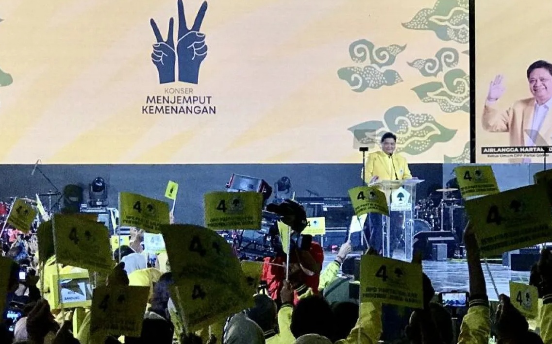 Ketua Umum DPP Partai Golkar Airlangga Hartarto memberikan arahan dalam acara kampanye penutup Partai Golkar di Pemilu 2024 di Kota Bandung, Jakarta, Jumat (9/2/2024). (Genta Tenri Mawangi)