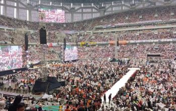 Ribuan massa pendukung pasangan Calon Presiden dan Wakil Presiden Anies-Muhaimin (AMIN) berdoa dan selawat untuk Nabi Muhammad SAW di Jakarta International Stadium (JIS), Jakarta, Sabtu (10/2/2024). (Donny Aditra)