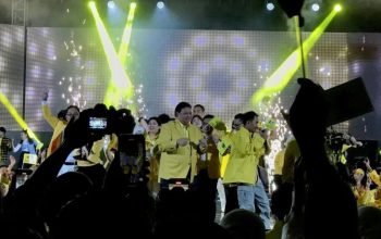 Ketua Umum DPP Partai Golkar Airlangga berjoget bersama para kader saat kampanye penutup Partai Golkar pada Pemilu 2024 di Kota Bandung, Jawa Barat, Jumat (9/2/2024). (Genta Tenri Mawangi)