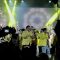 Ketua Umum DPP Partai Golkar Airlangga berjoget bersama para kader saat kampanye penutup Partai Golkar pada Pemilu 2024 di Kota Bandung, Jawa Barat, Jumat (9/2/2024). (Genta Tenri Mawangi)
